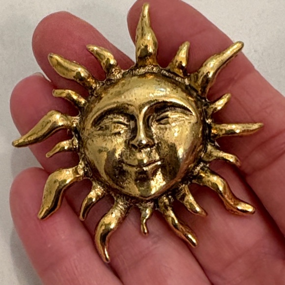 Vintage Gold Sun Brooch - Picture 5 of 6